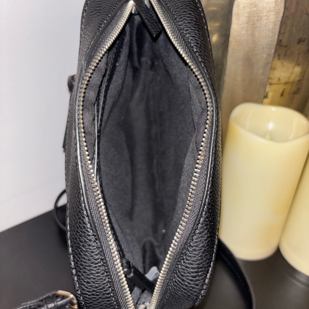 Liz Claiborne "Laura" Mini Crossbody Bag. - Picture 6 of 8